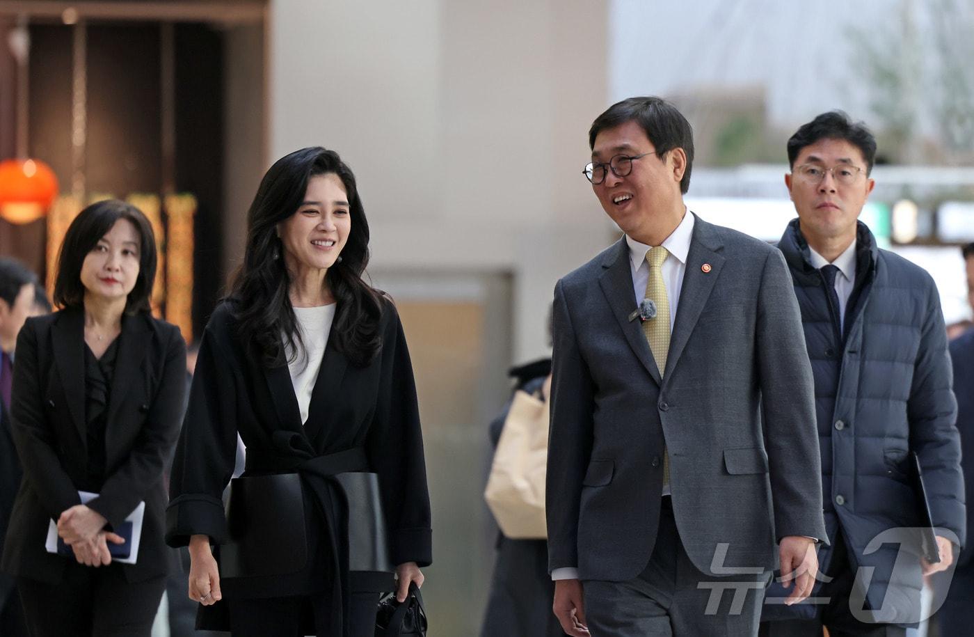 본문 이미지 - 최휘영 문화체육관광부 장관이 22일 2026 코아그랜드세일 진행 상황을 점검하기 위해 서울 영등포구 더현대 서울을 찾아 이부진 한국방문의해위원회 위원장과 이야기를 나누며 행사장으로 이동하고 있다.(문체부 제공)