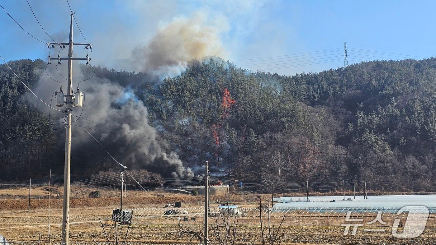 본문 이미지 - 진주 집현면 산불 현장.2026.01.22/뉴스1 한송학 기자