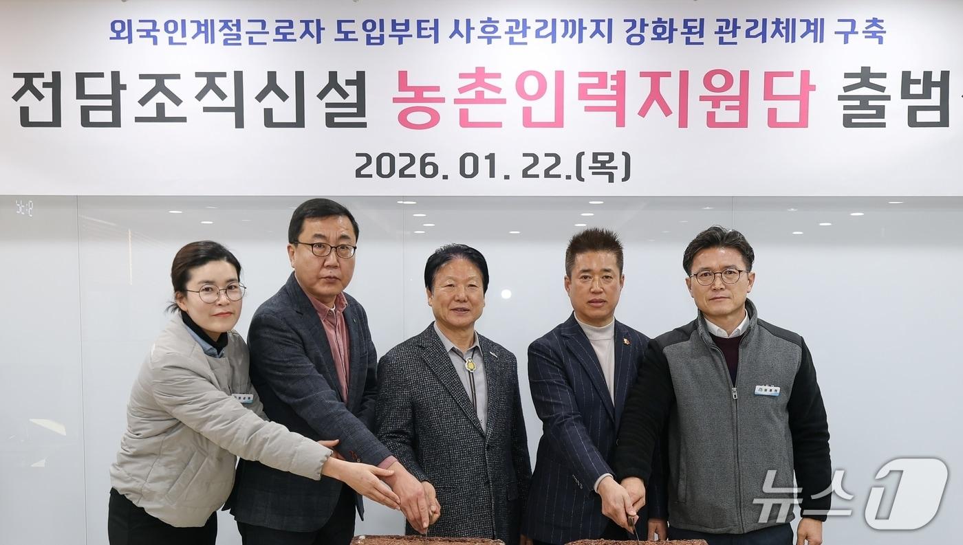 본문 이미지 - 이병환 성주군수가 22일 농촌인력지원단 출범식에서 떡커팅 퍼포먼스를 하고 있다.(성주군 제공. 재판매 및 DB금지)/뉴스1