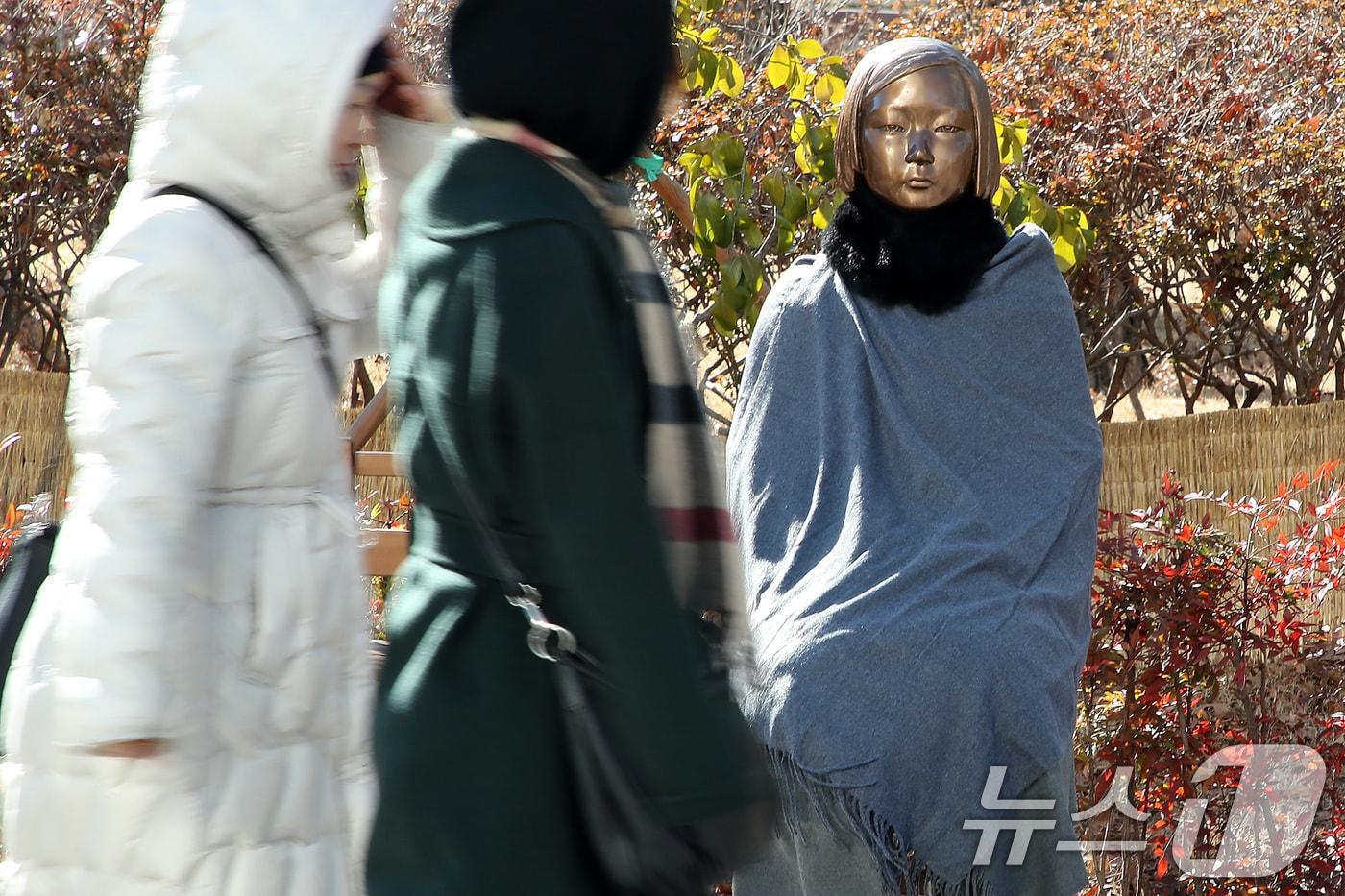 본문 이미지 - 대구 중구 2.28기념중앙공원 앞 평화의 소녀상에 누군가 망토와 목도리가 둘러놓았다. 2026.1.22/뉴스1 ⓒ News1 공정식 기자