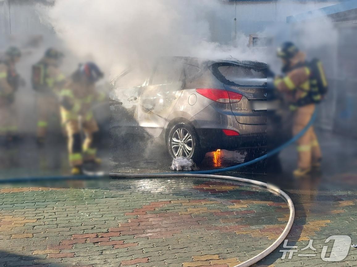 본문 이미지 - 22일 부산 사상구 초교 차량 화재 현장.(사상경찰서 제공. 재판매 및 DB 금지)