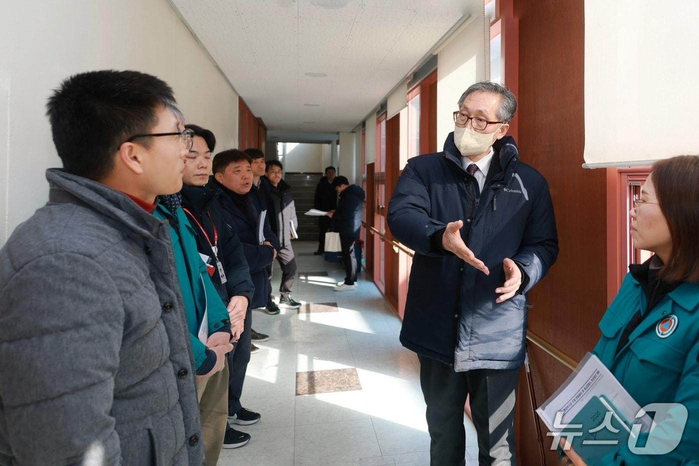 본문 이미지 - 유득원 행정부시장이 관내 한파 쉼터를 긴급 점검하고 있다.(대전시 제공. 재판매 및 DB금지)/뉴스1