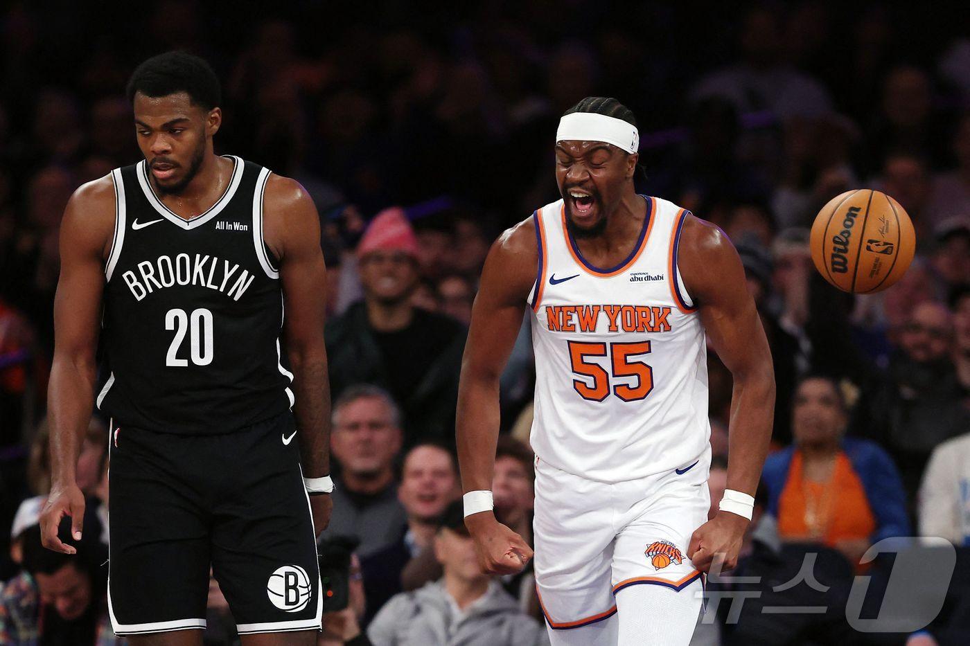 본문 이미지 - 브루클린 네츠(왼쪽)는 22일(한국시간) 열린 2025-26 NBA 정규리그 뉴욕 닉스전에서 66-120으로 대패했다. ⓒ AFP=뉴스1