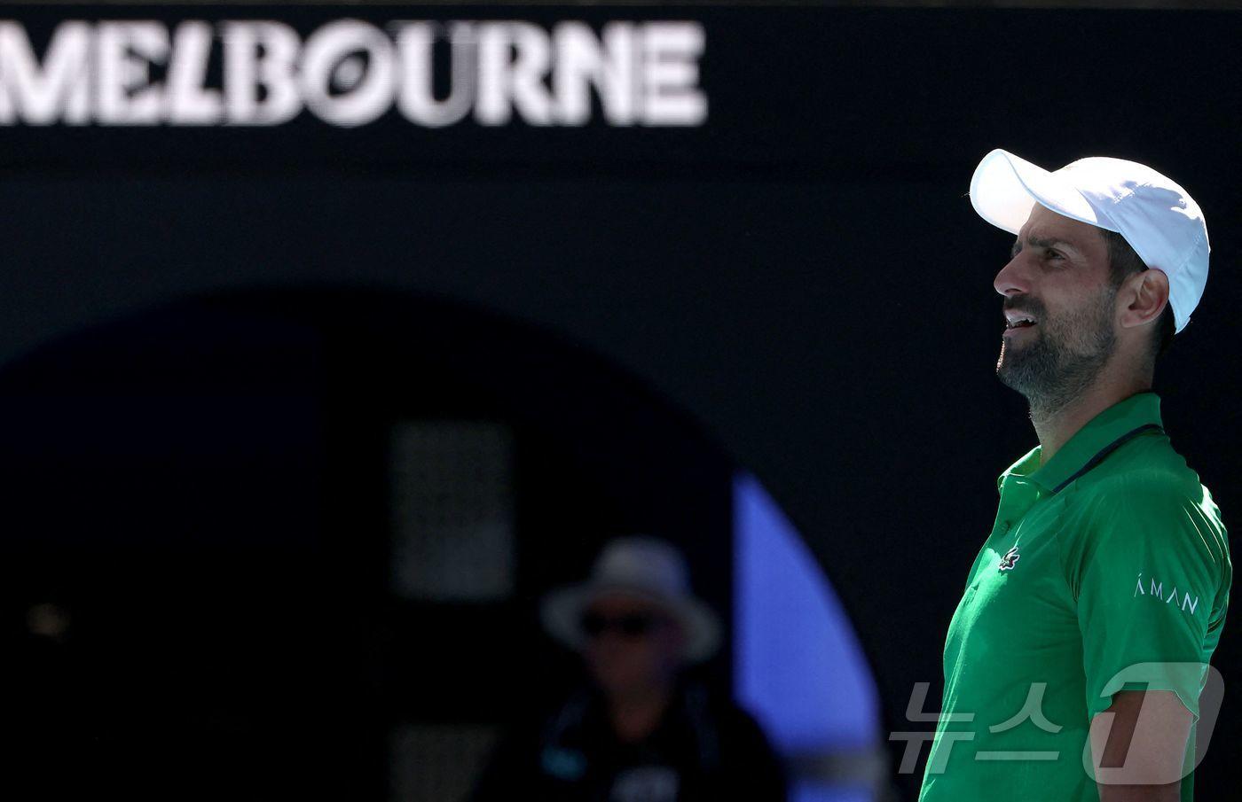 본문 이미지 - 노박 조코비치가 22일 호주 멜버른에서 열린 호주오픈 테니스 남자 단식 2회전에서 프란체스코 마에스트렐리를 제압했다. ⓒ AFP=뉴스1