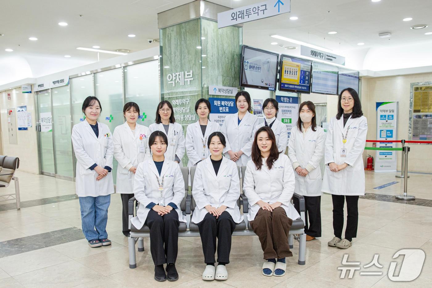 본문 이미지 - 국가전문약사 시험에 합격한 부산대병원 약제부 약사들이 병원에서 기념촬영을 하고 있다.(부산대병원 제공. 재판매 및 DB 금지)