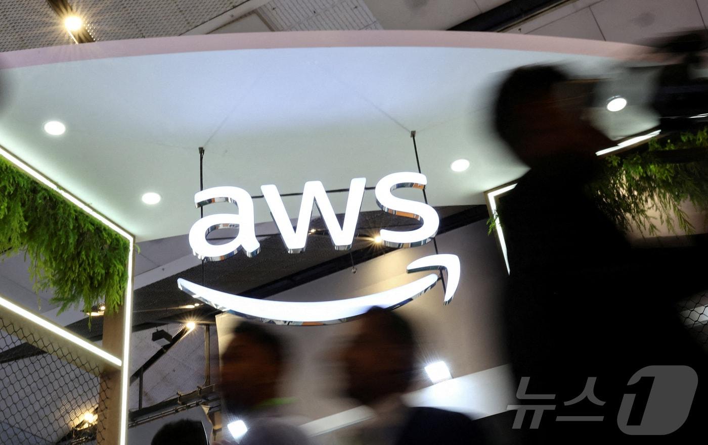 본문 이미지 - FILE PHOTO: People walk past the logo of Amazon Web Services (AWS) at its exhibitor stall at the India Mobile Congress 2025 at Yashobhoomi, a convention and expo center in New Delhi, India, October 8, 2025. REUTERS/Anushree Fadnavis/File Photo ⓒ 로이터=뉴스1