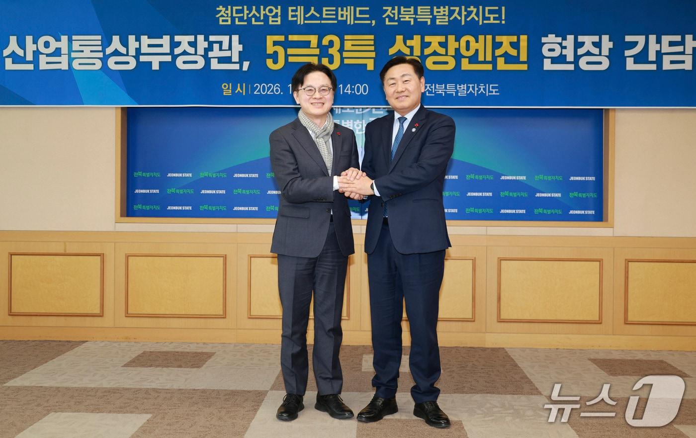 본문 이미지 - 22일 김정관 산업부장관(왼쪽)이 '5극3특 지역성장방안' 논의를 위해 전북도청을 방문한 가운데 김관영 도지사와 기념 촬영을 하고 있다.(전북도 제공. 재판매 및 DB금지)/뉴스1 