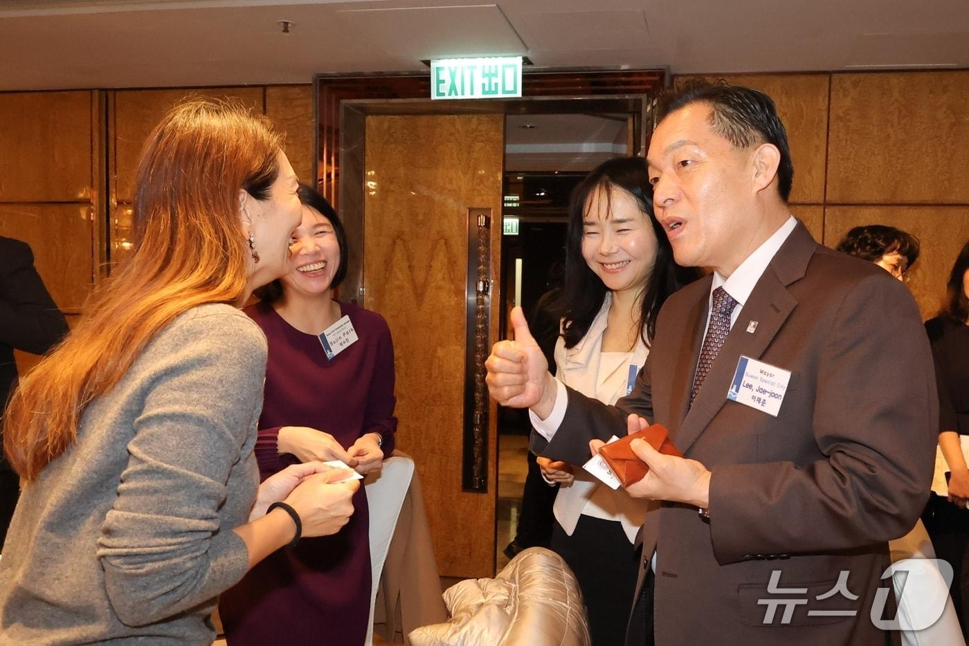 본문 이미지 -  이재준 경기 수원시장이 지난 21일 홍콩 리츠칼튼 호텔에서 열린 수원경제자유구역 투자유치 설명회 참석자와 대화를 나누고 있다. (수원시 제공. 재판매 및 DB 금지) 2026.1.22/뉴스1