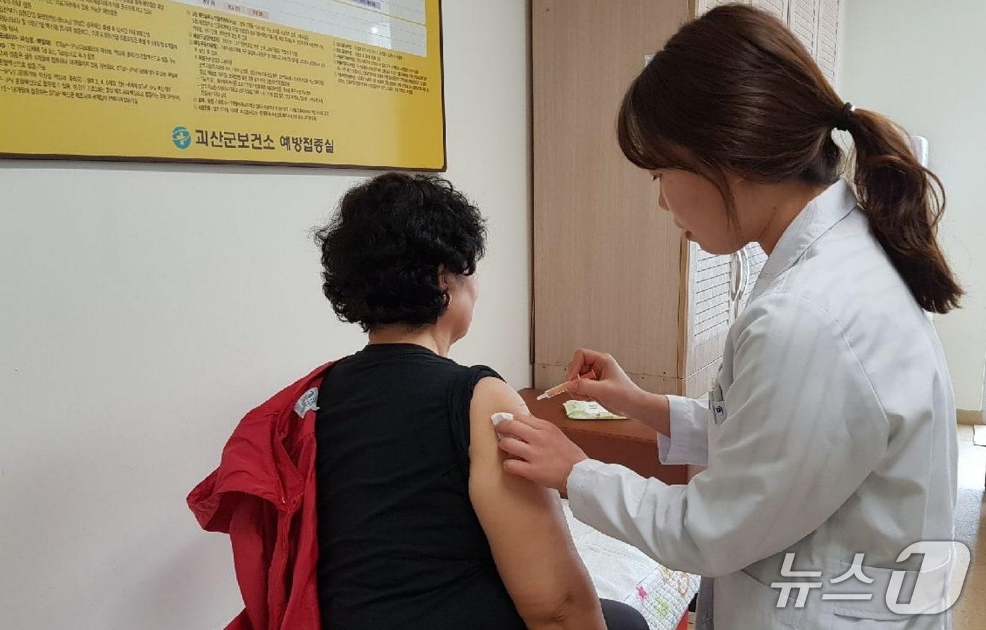 본문 이미지 - 충북 괴산군보건소 폐렴구균 무료 예방접종 모습.(괴산군 제공, 재판매 및 DB금지)/뉴스1