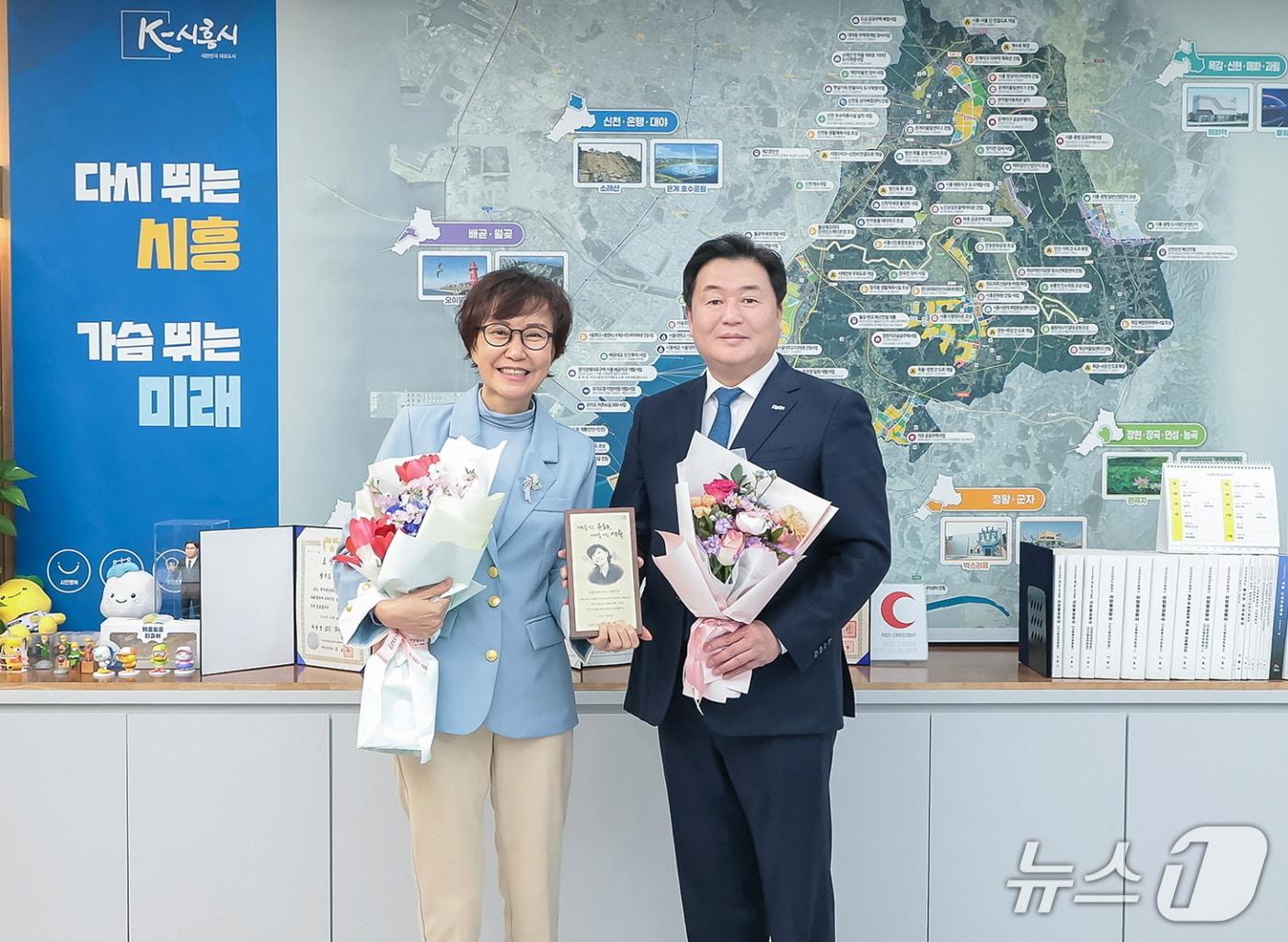 본문 이미지 - 명예문화홍보대사 가수 강애리자 씨(왼쪽) 위촉식.(시흥시 제공)