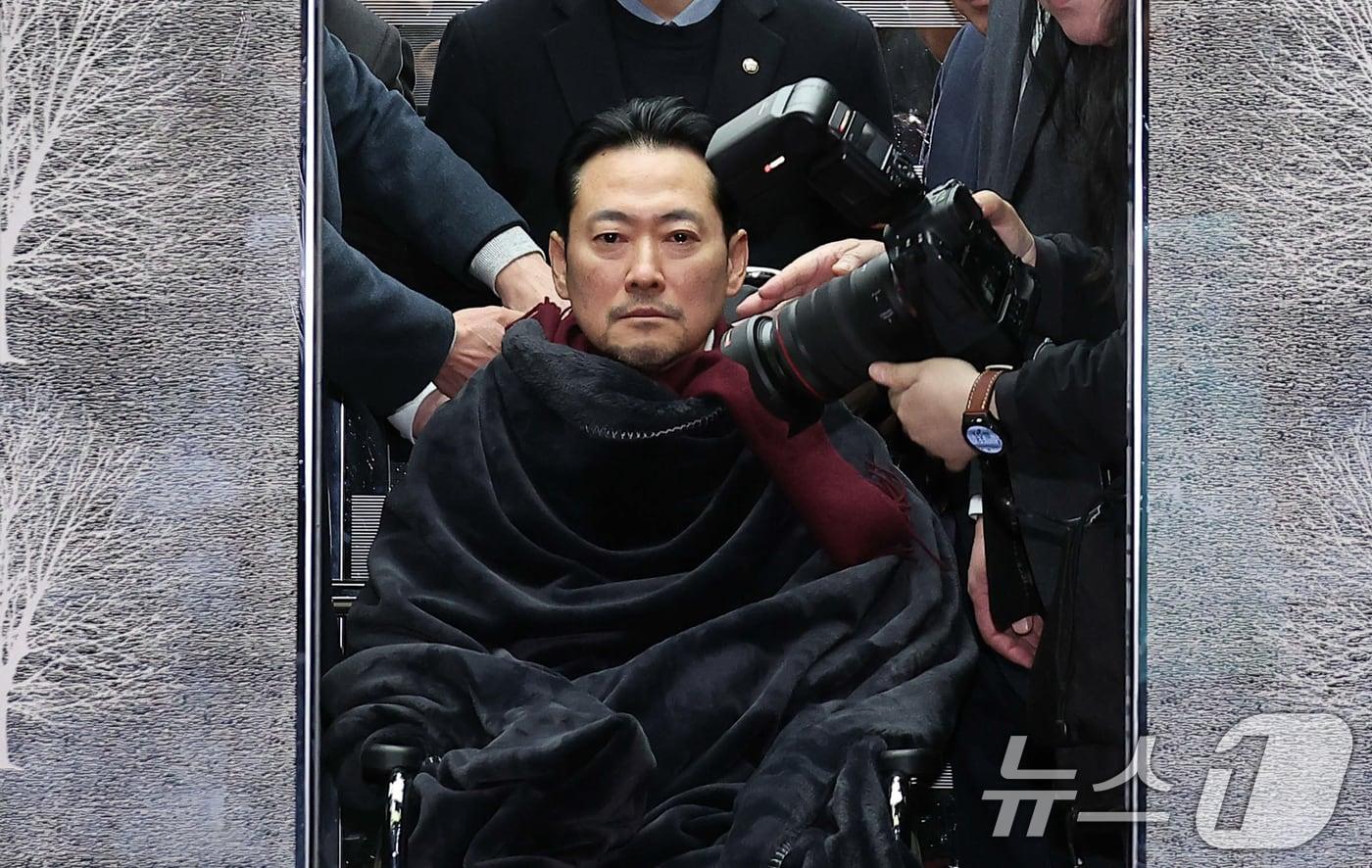본문 이미지 - '통일교·공천헌금' 쌍특검법 수용을 촉구하며 단식을 시작한 장동혁 국민의힘 대표가 22일 서울 여의도 국회에서 단식 8일 만에 박근혜 전 대통령의 단식 중단 권고를 받아들여 병원으로 이송되고 있다. 2026.1.22/뉴스1 ⓒ News1 국회사진기자단