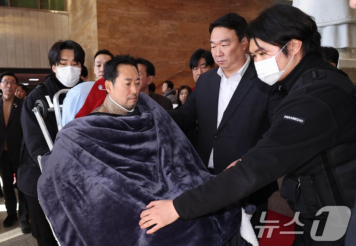 본문 이미지 - '통일교·공천헌금' 쌍특검법 수용을 촉구하며 단식을 시작한 장동혁 국민의힘 대표가 22일 서울 여의도 국회에서 단식 8일 만에 박근혜 전 대통령의 단식 중단 권고를 받아들여 병원으로 이송되고 있다. 2026.1.22/뉴스1 ⓒ News1 국회사진기자단