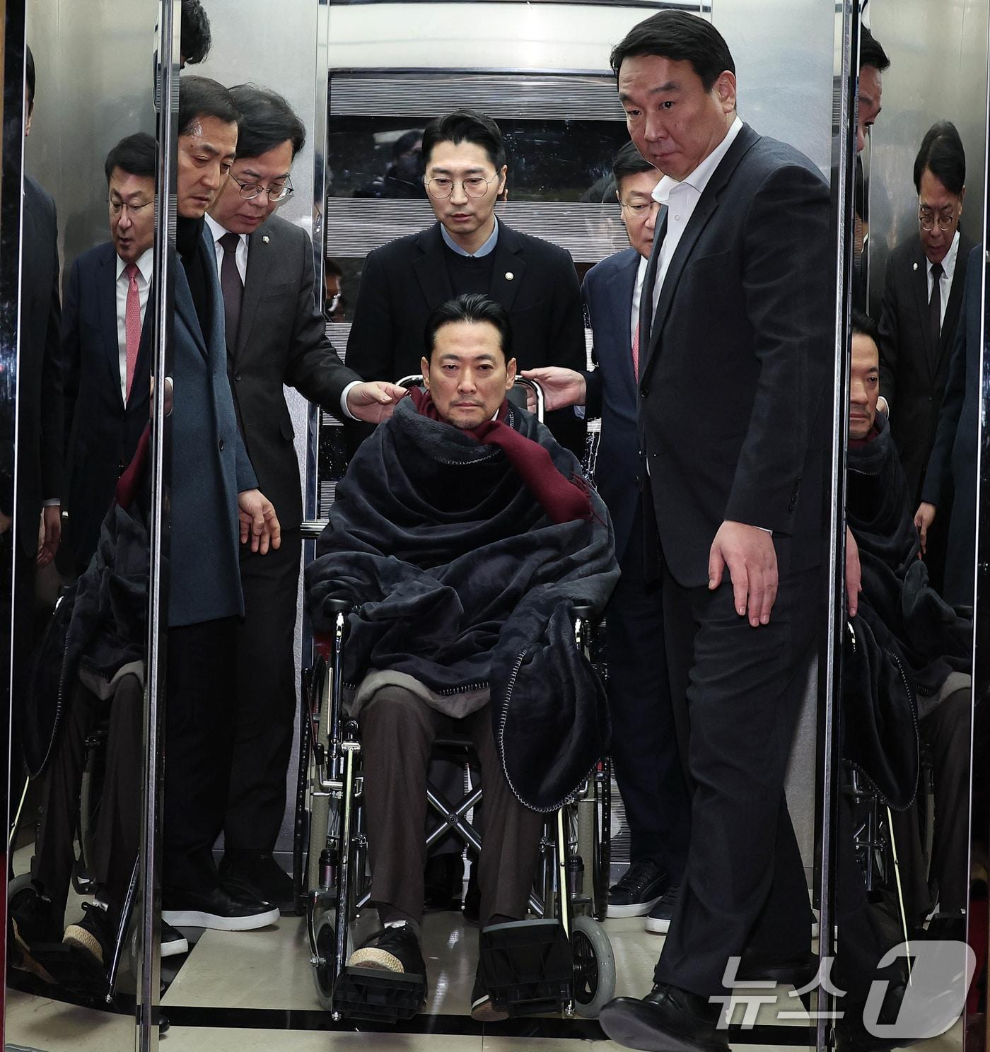 본문 이미지 - '통일교·공천헌금' 쌍특검법 수용을 촉구하며 단식을 시작한 장동혁 국민의힘 대표가 22일 서울 여의도 국회에서 단식 8일 만에 박근혜 전 대통령의 단식 중단 권고를 받아들여 병원으로 이송되고 있다. 2026.1.22/뉴스1 ⓒ News1 국회사진기자단