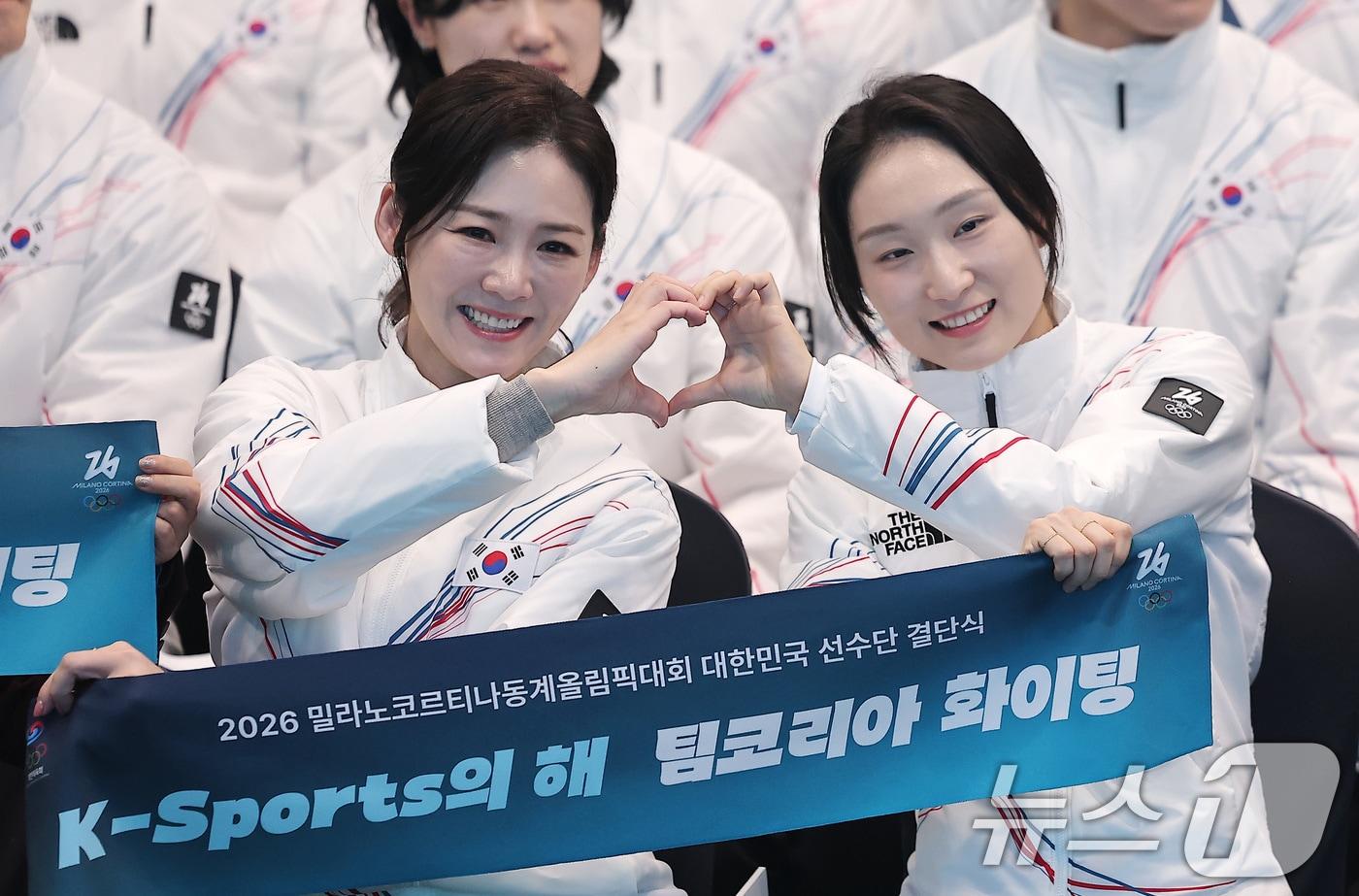 본문 이미지 - 2026 밀라노·코르티나담페초 동계 올림픽 이수경 선수단장(왼쪽)과 여자 대표팀 주장 쇼트트랙 최민정. /뉴스1 ⓒ News1 김성진 기자