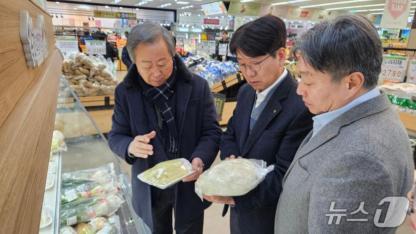 본문 이미지 - 농축산물 식품안전관리 점검.(농협 강원본부 제공. 재판매 및 DB금지)/뉴스1