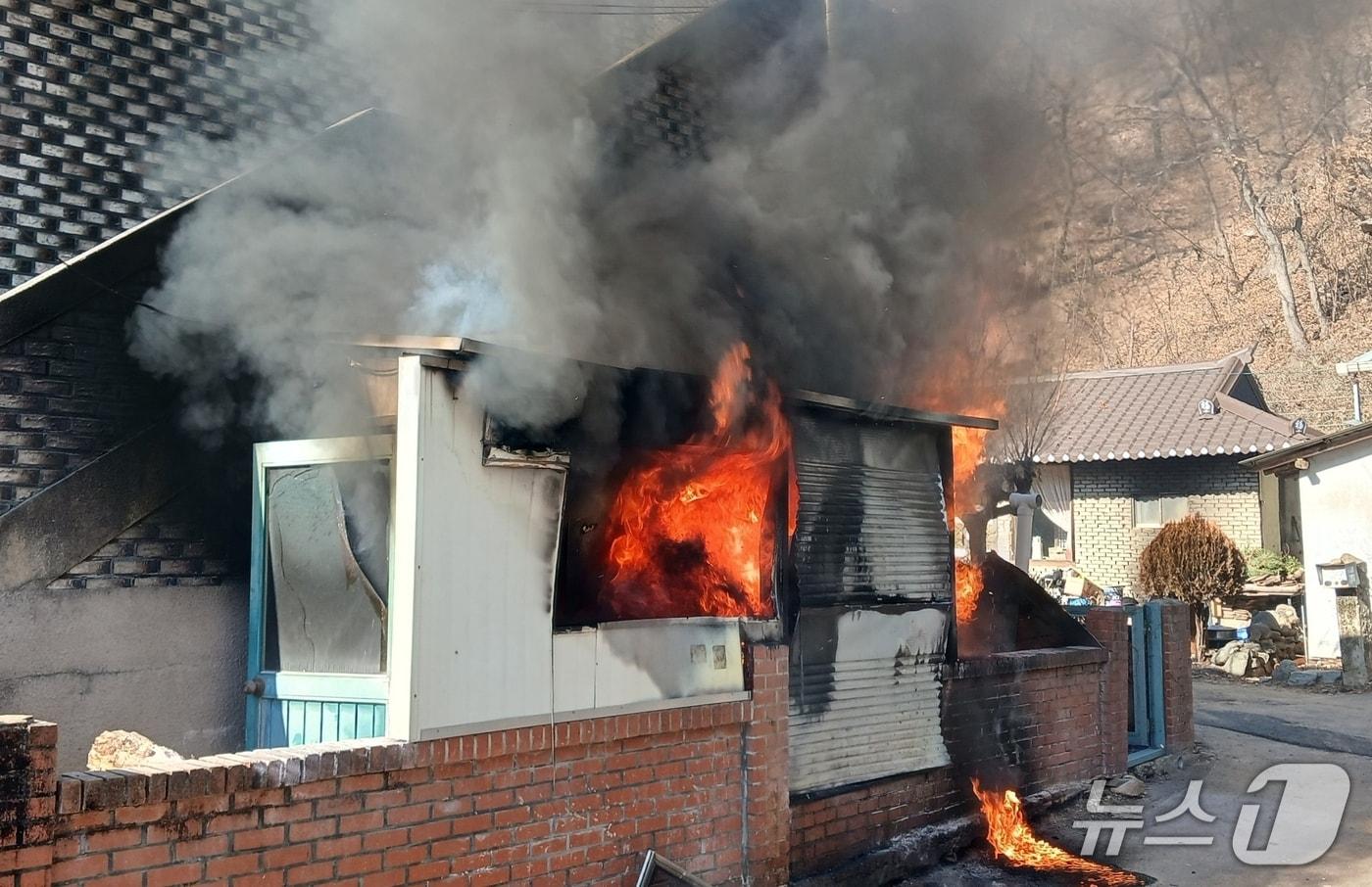 본문 이미지 - 충북 괴산의 단독주택 화목보일러실에서 화재가 발생해 화염이 치솟고 있다.(괴산소방서 제공, 재판매 및 DB금지)/뉴스1