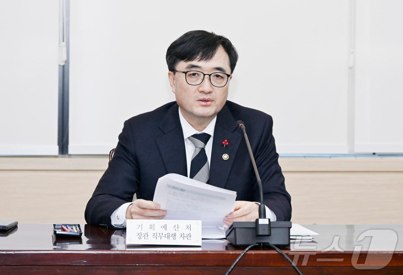 본문 이미지 - 임기근 기확예산처 장관 직무대행 차관이 22일 오후 서울 종로구 정부서울청사에서 열린 '재정구조 혁신 전담반 2차 점검회의'를 주재하고 있다. (기확예산처 제공, 재판매 및 DB 금지) 2026.1.22/뉴스1