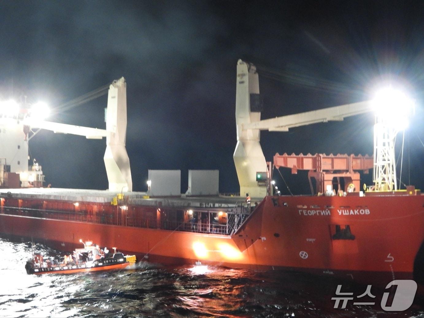 본문 이미지 - 풍랑에 표류 중인 러시아 화물선 안전 조치하는 해경.(동해해경청 제공, 재판매 및 DB 금지)