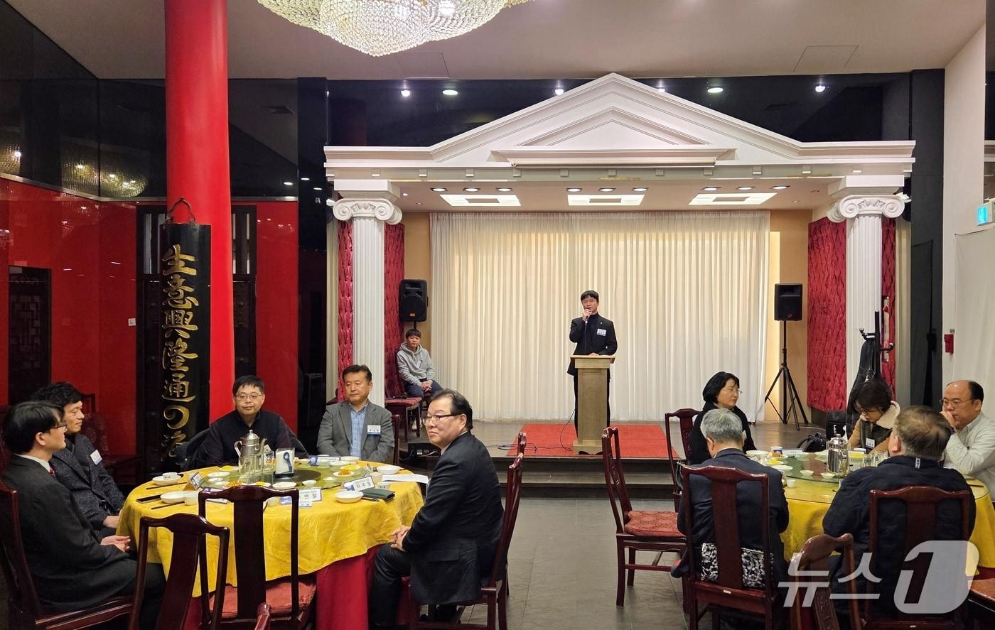 본문 이미지 - 박정현 인천시수의사회 회장이 21일 인천 남동구 중식당 시옌에서 열린 신년교례회에서 인사말을 하고 있다. ⓒ 뉴스1