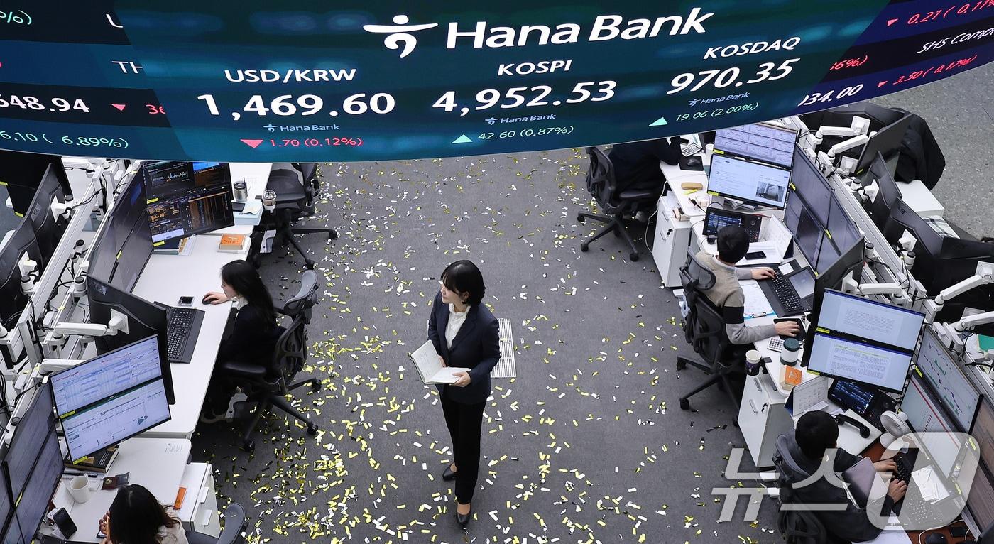 본문 이미지 - 코스피가 장중 사상 처음 5000선을 돌파한 뒤 오름폭을 줄여 4950대에 장을 마친 22일 오후 서울 중구 하나은행 본점 딜링룸. (자료사진) 2026.1.22/뉴스1 ⓒ News1 박지혜 기자