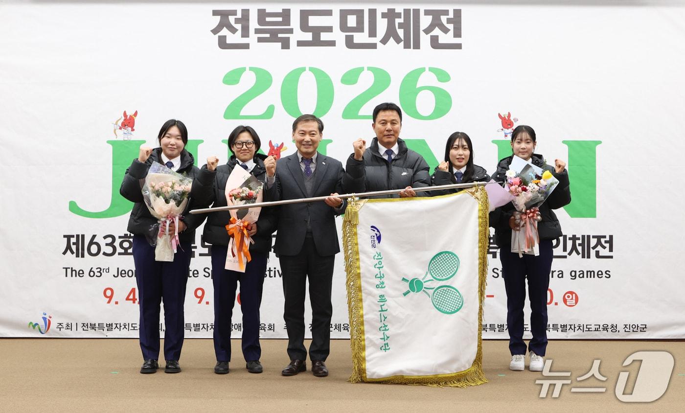 본문 이미지 - 22일 전북 진안군청 테니스팀이 창단식을 가진 후 기념촬영을 하고 있다.(진안군제공, 재판매 및 DB금지)2026.1.22/뉴스1