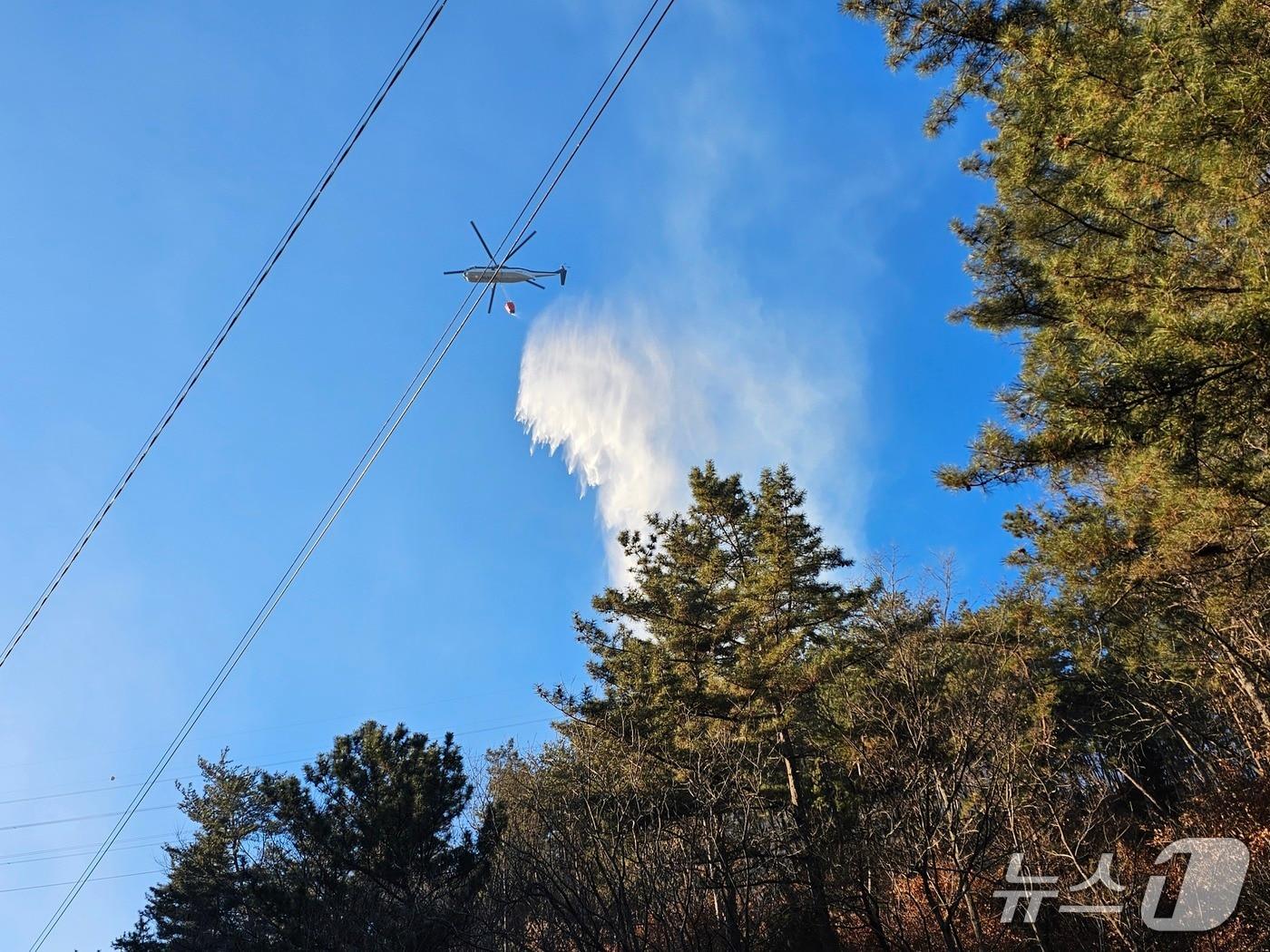 본문 이미지 - 22일 경남 진주시 집현면 대암리 일원에서 난 산불 현장에 투입된 진화 헬기.2026.01.22/뉴스1 한송학 기자