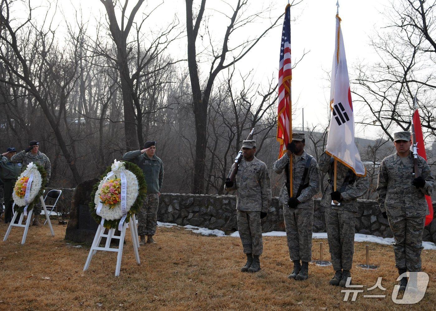 본문 이미지 -  <strong data-start="189" data-end="214">미8군 장병이 추모식에서 경례하는 모습(미 8군 제공)</strong>