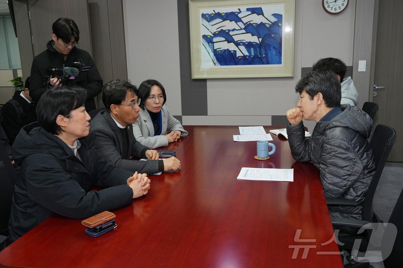 본문 이미지 - 광주·전남 행정통합특별법 발의를 앞두고 신수정 광주시의회 의장과 박필순 산업건설위원장, 이귀순 행정자치위 부위원장이 21일 국회 행안위 간사인 더불어민주당 윤건영 의원을 만나 설명하고 있다.(광주시의회 제공. 재배포 및 DB 금지)