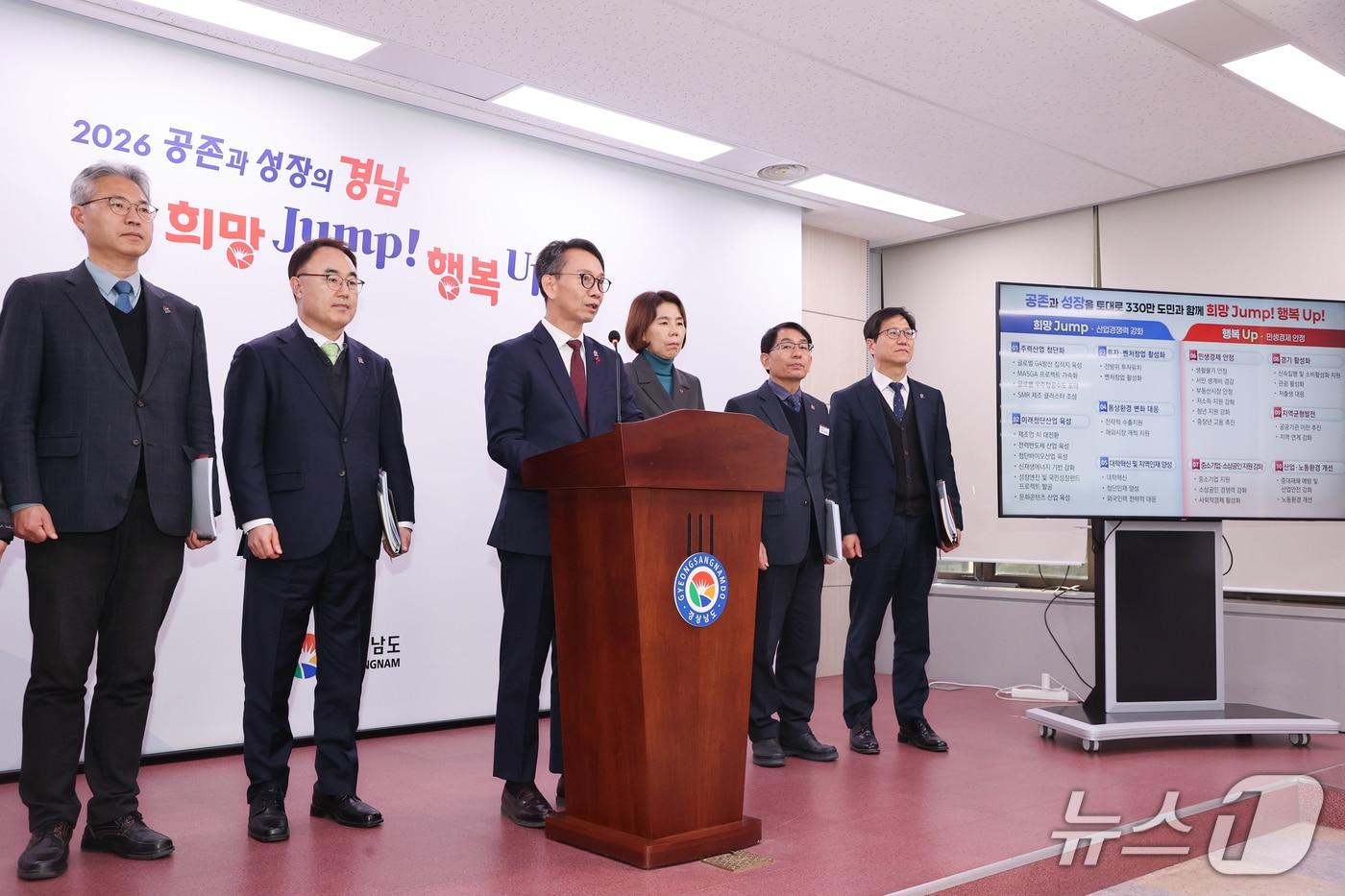 본문 이미지 - 김명주 경남도 경제부지사(왼쪽에서 세번째)가 22일 도청 프레스센터에서 '2026 경제성장·민생안정 대응 전략' 브리핑을 하고 있다.(경남도 제공. 재판매 및 DB금지)