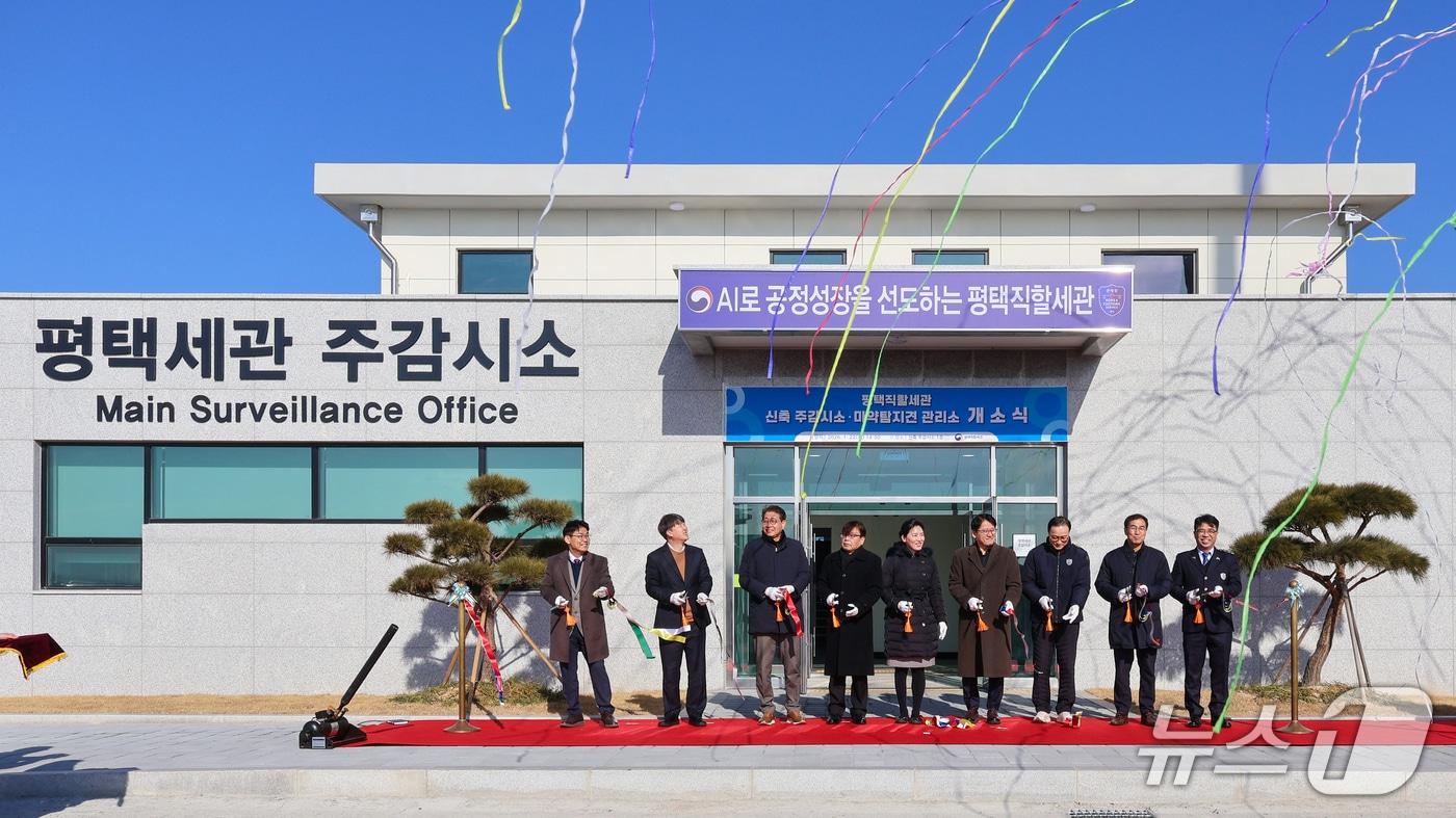 본문 이미지 - 민희 평택직할세관장(왼쪽에서 다섯 번째)이 주요 참석자들과 함께 주감시소·마약탐지견 관리소 개소식에서 테이프 커팅을 하고 있다. (평택세관 제공)