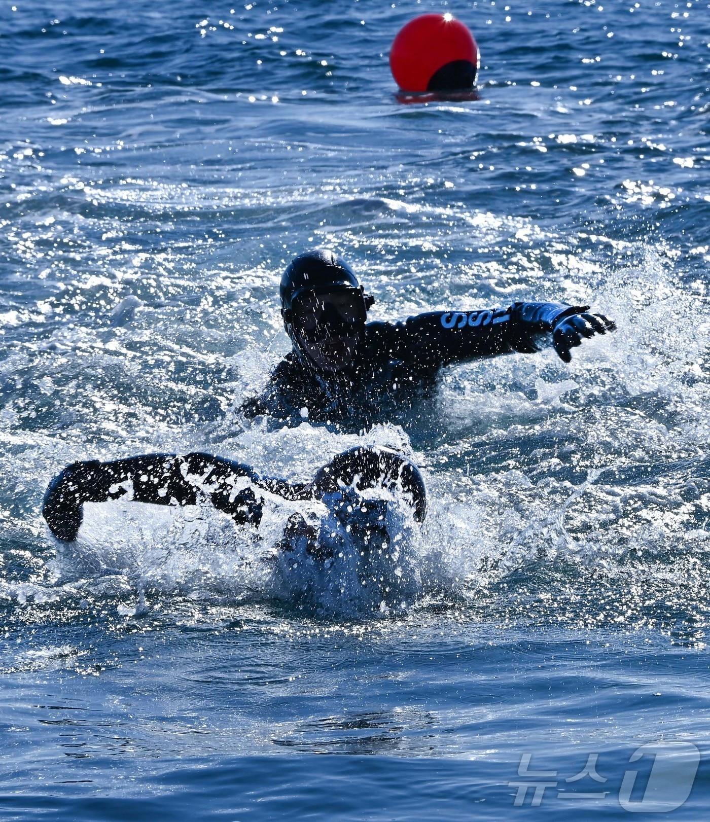 본문 이미지 - 해군 1함대 해난구조전대(SSU) 5구조작전중대 대원들이 22일 철인 심해잠수팀 선발 경기 릴레이 수영 종목에서 반환점을 돌아 마지막 골라인을 향해 전력을 다하고 있다.(해군1함대 제공, 재판매 및 DB 금지) 2026.1.22/뉴스1 