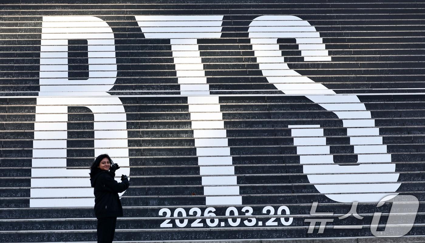 본문 이미지 - 지난달 22일 오후 서울 종로구 세종문화회관 계단에 설치된 방탄소년단(BTS)의 정규 5집 컴백을 알리는 홍보물을 배경으로 관광객들이 기념촬영을 하고 있다./뉴스1 ⓒ 뉴스1 최지환 기자