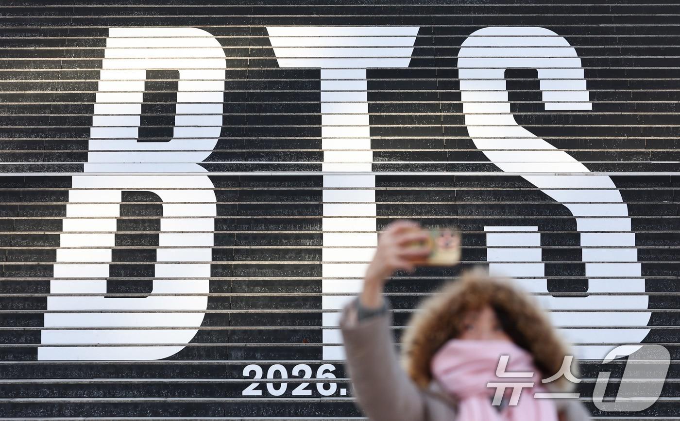 본문 이미지 - 서울 종로구 세종문화회관 계단에 설치된 방탄소년단(BTS)의 정규 5집 컴백을 알리는 홍보물을 배경으로 관광객들이 기념촬영을 하고 있다.  ⓒ 뉴스1 최지환 기자