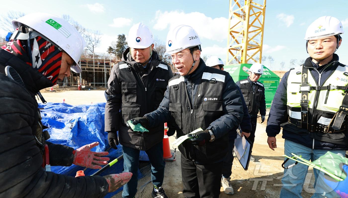 본문 이미지 - 김영훈 고용노동부 장관이 지난 1월 소규모 건설현장이 밀집한 지역에서 패트롤 점검을 실시했다. 사진은 기사와 관련 없음  ⓒ 뉴스1