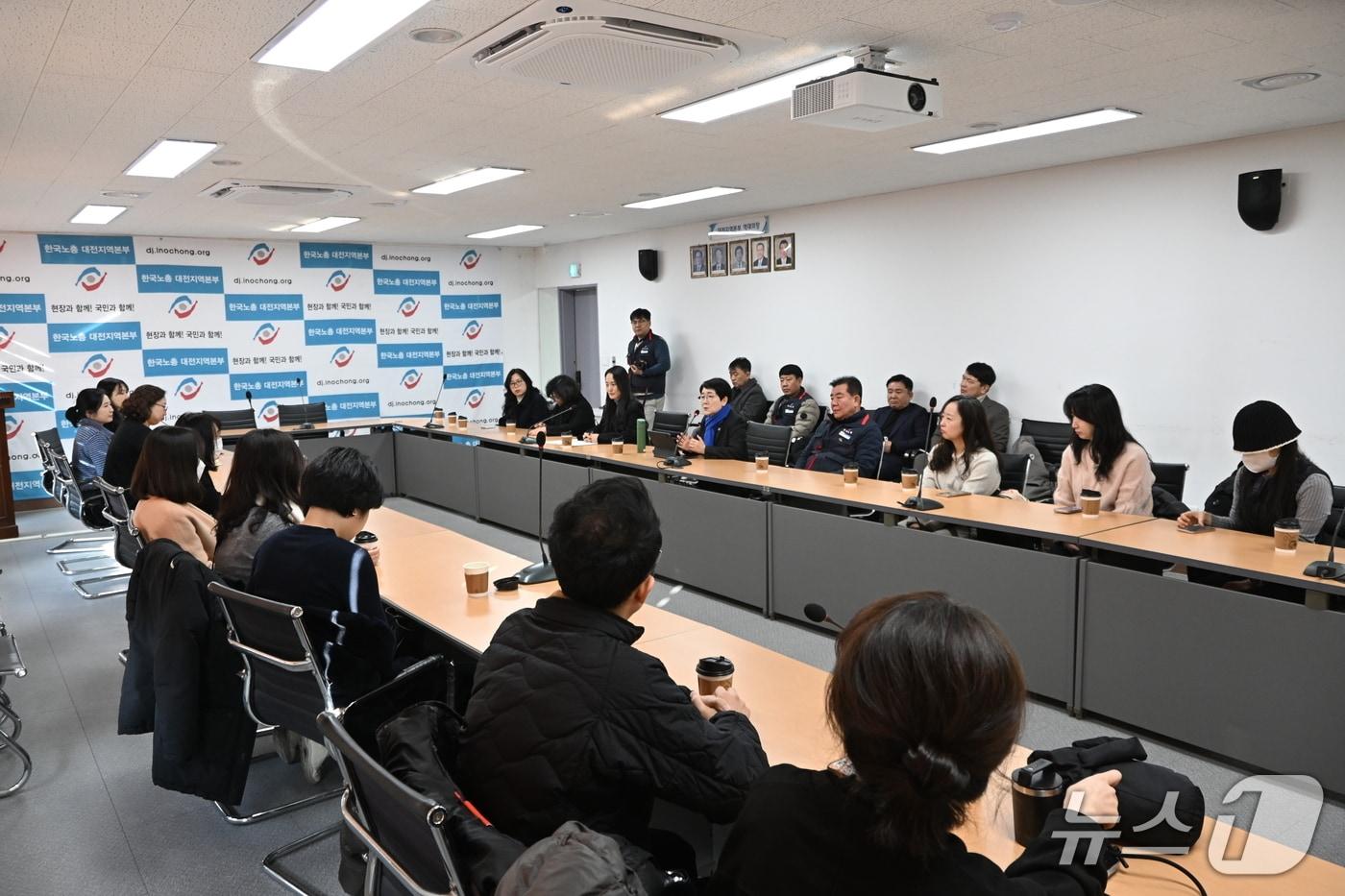 본문 이미지 - 더불어민주당 대전시당 대전·충남통합 및 충청발전특별위원회와 대전교사노조가 21일 행정통합 관련 정책간담회를 갖고 의견을 나누고 있다.(민주당 대전시당 제공) /뉴스1