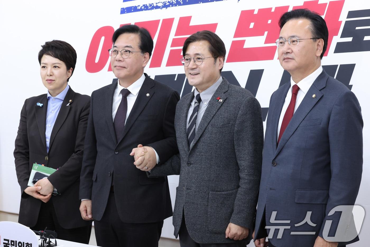 본문 이미지 - 홍익표 청와대 신임 정무수석이 22일 서울 여의도 국회에서 송언석 국민의힘 원내대표를 예방하고 있다. 2026.1.22/뉴스1 ⓒ News1 신웅수 기자