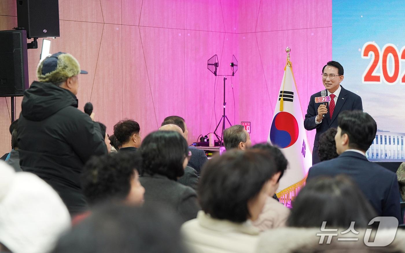 본문 이미지 - 22일 준공한 중앙주차장 인근 동문2동 행정복지센터에서 주민들과 소통을 이어가는 이완섭 서산시장(서산시 제공. 재판매 및 DB금지)2026.1.22/뉴스1