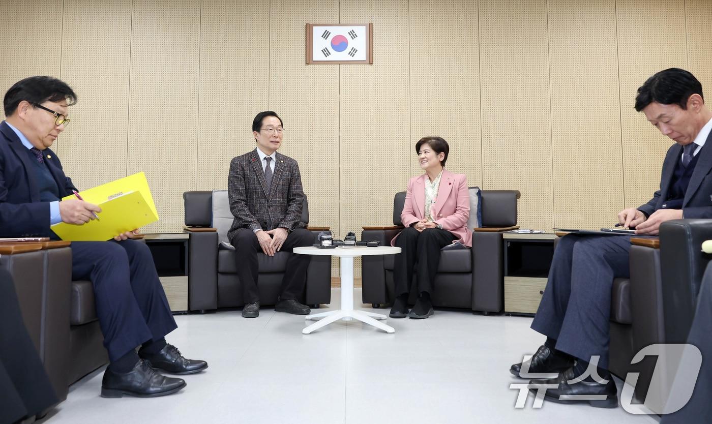 본문 이미지 - 전교조 대구지부가 11일 대구경북행정통합특별법과 관련해 "교육 통합을 진행하려면 먼저 교육 주체들의 의견을 수렴해야 한다"고 밝혔다. 지난 1월22일 강은희 대구교육감(가운데 오른쪽)과 임종식 경북교육감이 행정통합 추진과 관련해 교육분야 현안을 논의하는 모습. (대구교육청 제공. 재판매 및 DB 금지) 2026.1.22 ⓒ 뉴스1 공정식 기자