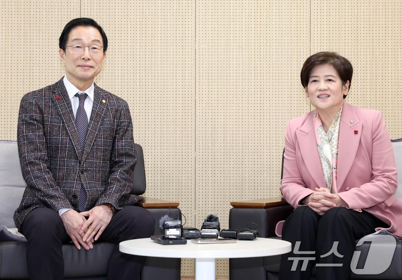 본문 이미지 - 강은희 대구교육감(오른쪽)과 임종식 경북교육감이 지난 22일 오후 대구 달성교육지원청에서 대구경북 행정통합 추진 관련 교육분야 현안을 논의하고 있다. (사진은 기사 내용과 무관함) (대구교육청 제공. 재판매 및 DB 금지) 2026.1.22/뉴스1 