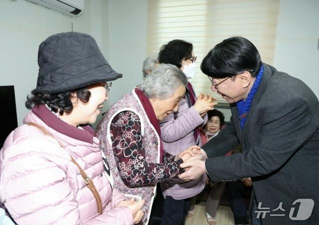 본문 이미지 - 우범기 전주시장이 22일 평화2동을 방문해 주민들과 소통했다. (전주시 제공, 재판매 및 DB 금지)/뉴스1