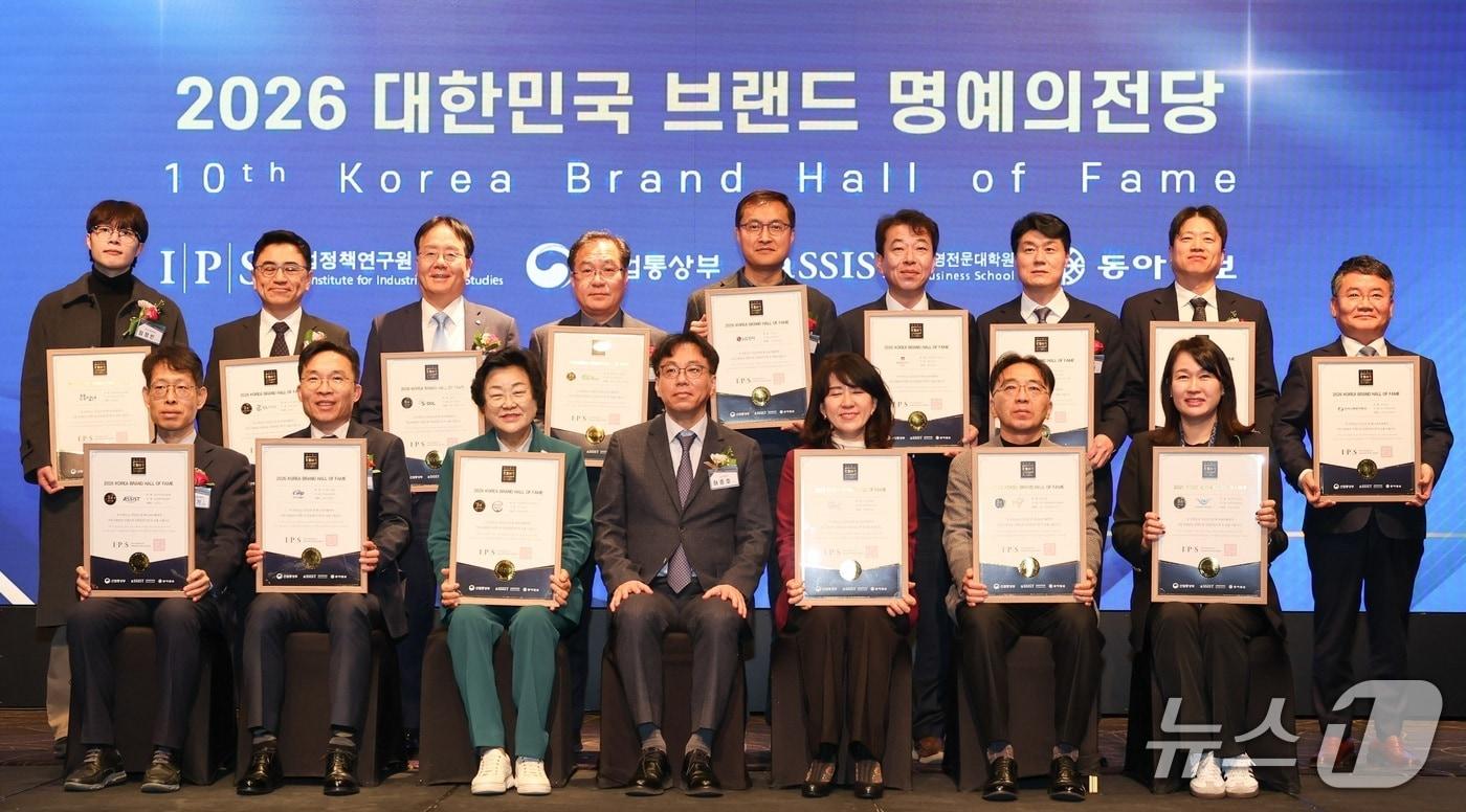 본문 이미지 - 한국서부발전은 22일 서울 서초 엘타워에서 열린 ‘2026 대한민국 브랜드 명예의 전당 시상식’에서 ‘디지털 에이아이(AI) 품질 부문’ 대상을 수상하고 기념촬영을 하고 있다.(서부발전 제공. 재판매 및 DB금지)2026.1.22/뉴스1