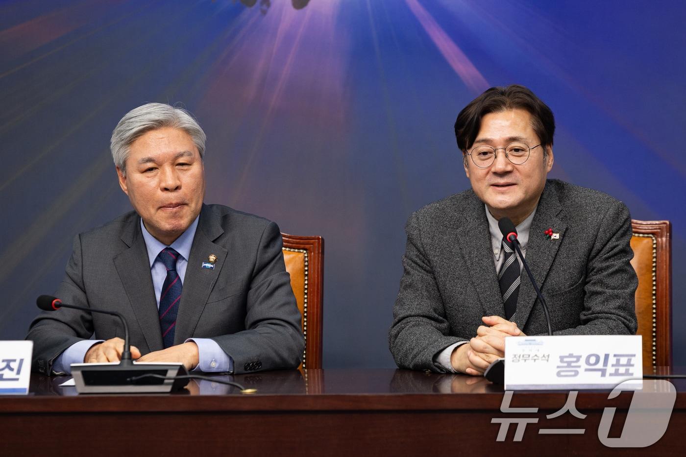 본문 이미지 - 홍익표 청와대 정무수석이 22일 서울 여의도 국회에서 서왕진 조국혁신당 원내대표를 예방하고 있다. 2026.1.22/뉴스1 ⓒ News1 유승관 기자