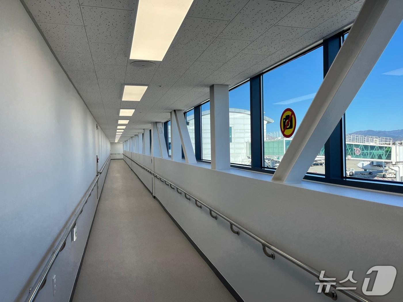 본문 이미지 - 대구국제공항에 국내선과 국제선 터미널 연결 통로인 스윙브릿지가 설치됐다.(한국공항공사 대구국제공항 제공. 재판매 및 DB금지)