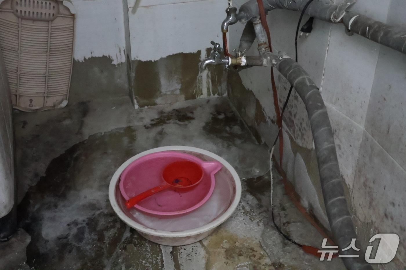 본문 이미지 - 20일 찾은 서울 용산구 동자동 쪽방이 위치한 건물의 공용 세면장의 모습. 수도가 동파돼 물이 전혀 나오지 않았다. 2026.01.20/뉴스1 ⓒ News1 권준언 기자