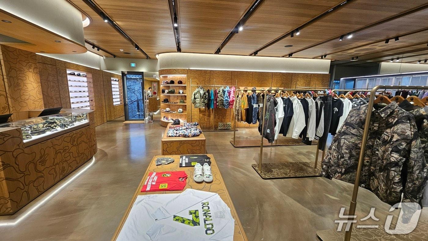 본문 이미지 -  베이프 플래그십 스토어 내부 (알스퀘어 제공) 