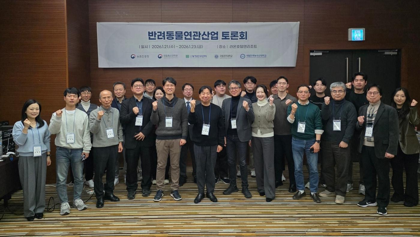 본문 이미지 - 22일 제주 라온호텔앤리조트에서 열린 '반려동물 연관산업법' 제정·시행 대응방안 토론회에 참석한 업계 관계자들이 기념 사진을 찍고 있다(한국펫사료협회 제공). ⓒ 뉴스1