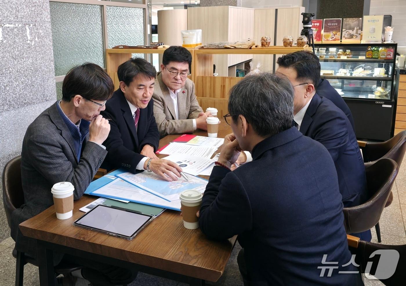 본문 이미지 - 김진태 강원도지사는 22일 한국개발연구원(KDI)에서 열린 삼척~강릉 고속화 철도 예비타당성조사 SOC 분과위원회에 참석했다.(강원도 제공. 재판매 및 DB금지)/뉴스1