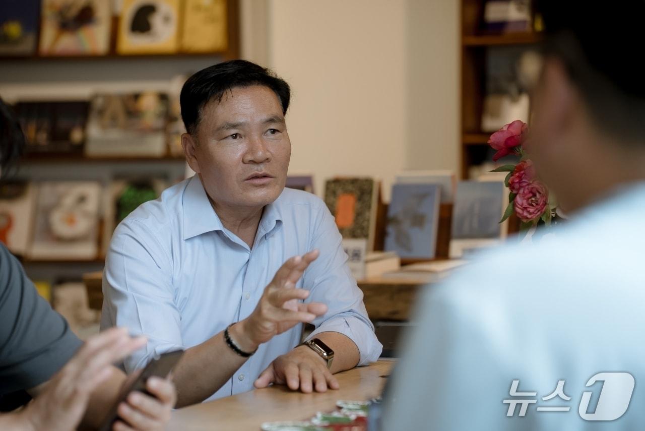 본문 이미지 - 전상인 보좌관이 주민들과 대화를 나누고 있다.  (독자 제공. 재판매 및 DB금지) /뉴스1