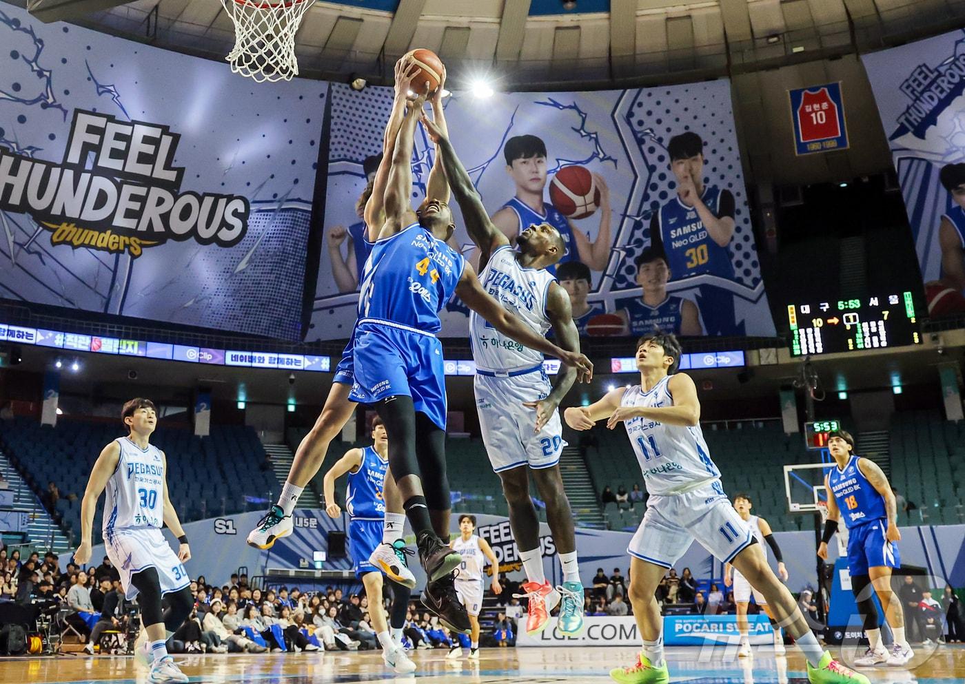 본문 이미지 - 22일 오후 서울 송파구 잠실 잠실실내체육관에서 열린 2025-2026 LG전자 프로농구 정규리그 서울 삼성 썬더스와 대구 한국가스공사의 경기, 1쿼터 삼성 니콜슨, 한국가스공사 라건아가 리바운드 경합을 하고 있다. 2026.1.22 ⓒ 뉴스1 김진환 기자