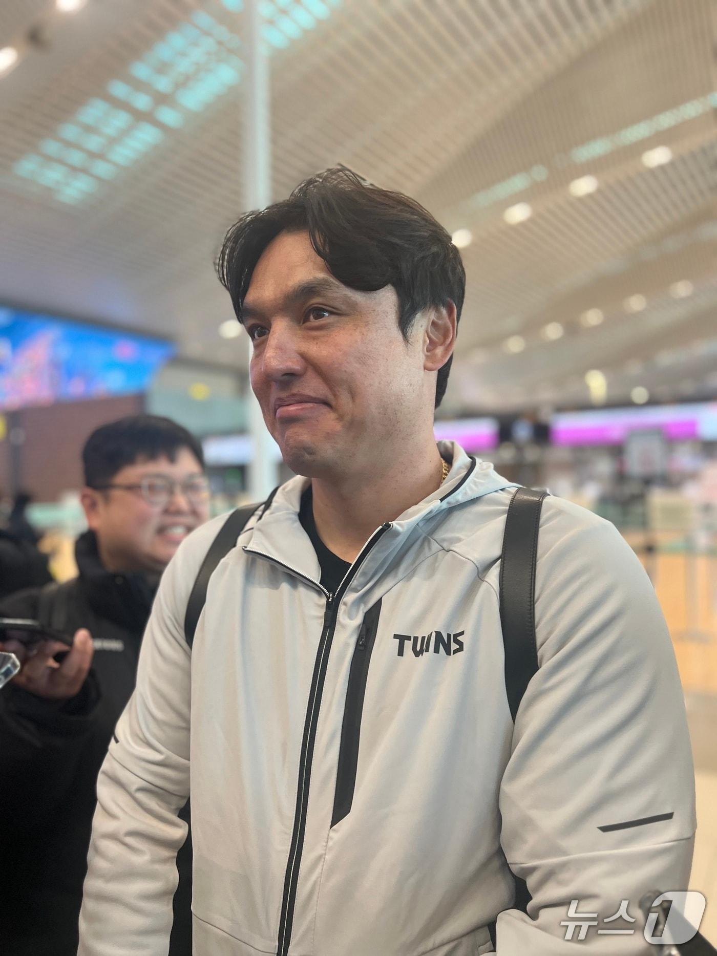 본문 이미지 - LG 트윈스 포수 박동원이 22일 인천국제공항에서 취재진과 인터뷰를 하고 있다. 2026.1.22/뉴스1 ⓒ News1 이상철 기자